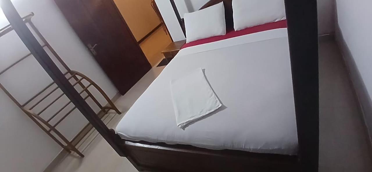 Oviniru Beach Hotel 니곰보 외부 사진